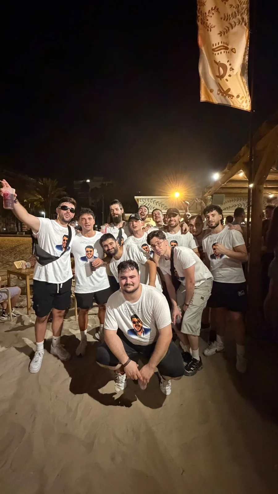 Grupo de una despedida real llevando las camisetas de Antonverse